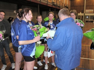 Anja Beers ontvangt de beker.