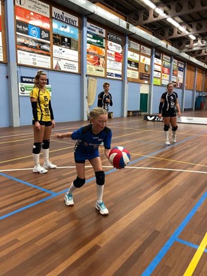 Evi serveert de eerste bal IMG-20211101-WA0027