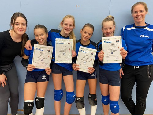 12-11-2021 Club van 100, diploma voor Elise, Iris, Saar en Brynn