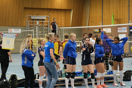 Wachten tot de wedstrijd begint 52102436791_e252fa088a_b