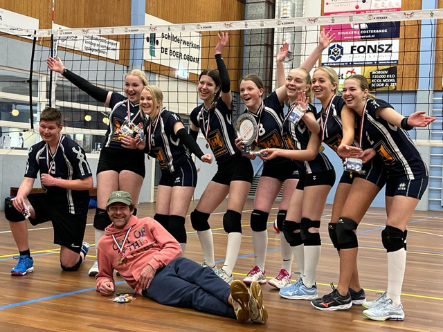 Dinto MB2 ontvangt medailles en kampioenschaal