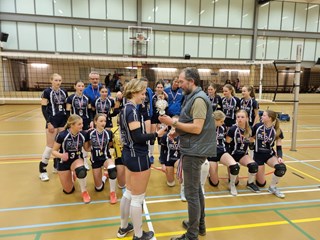 2023-04-22 Anneroos neemt de beker in ontvangst