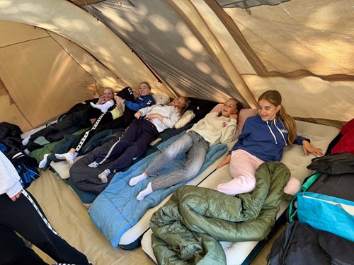 Met zijn allen in de tent Doezum 2025