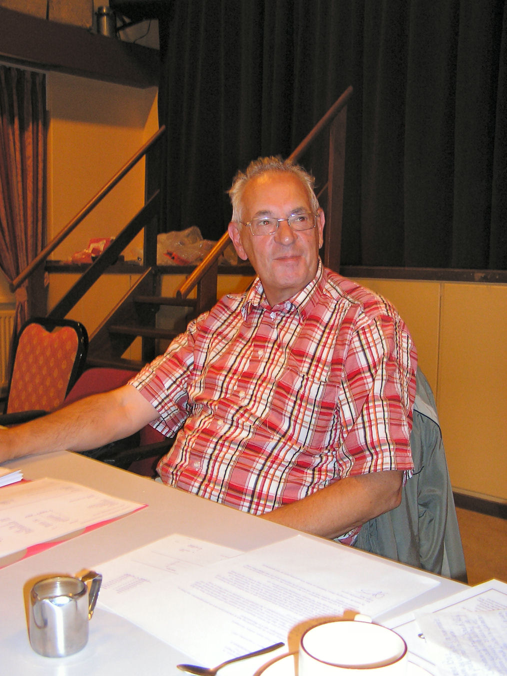 Penningmeester Frans Bos neemt als erelid afscheid van Dinto.