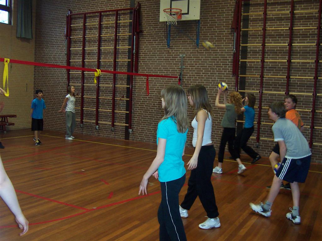 Groep 8 krijgt training voor het scholentoernooi