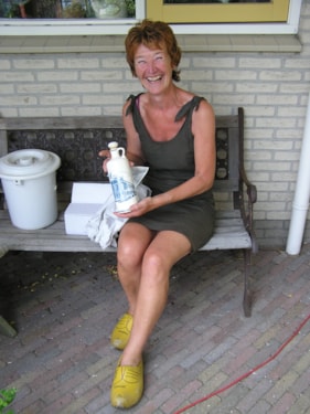 Nel Meijer dolblij met haar Delftsblauwe kruik