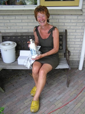 Nel Meijer dolblij met haar Delftsblauwe kruik